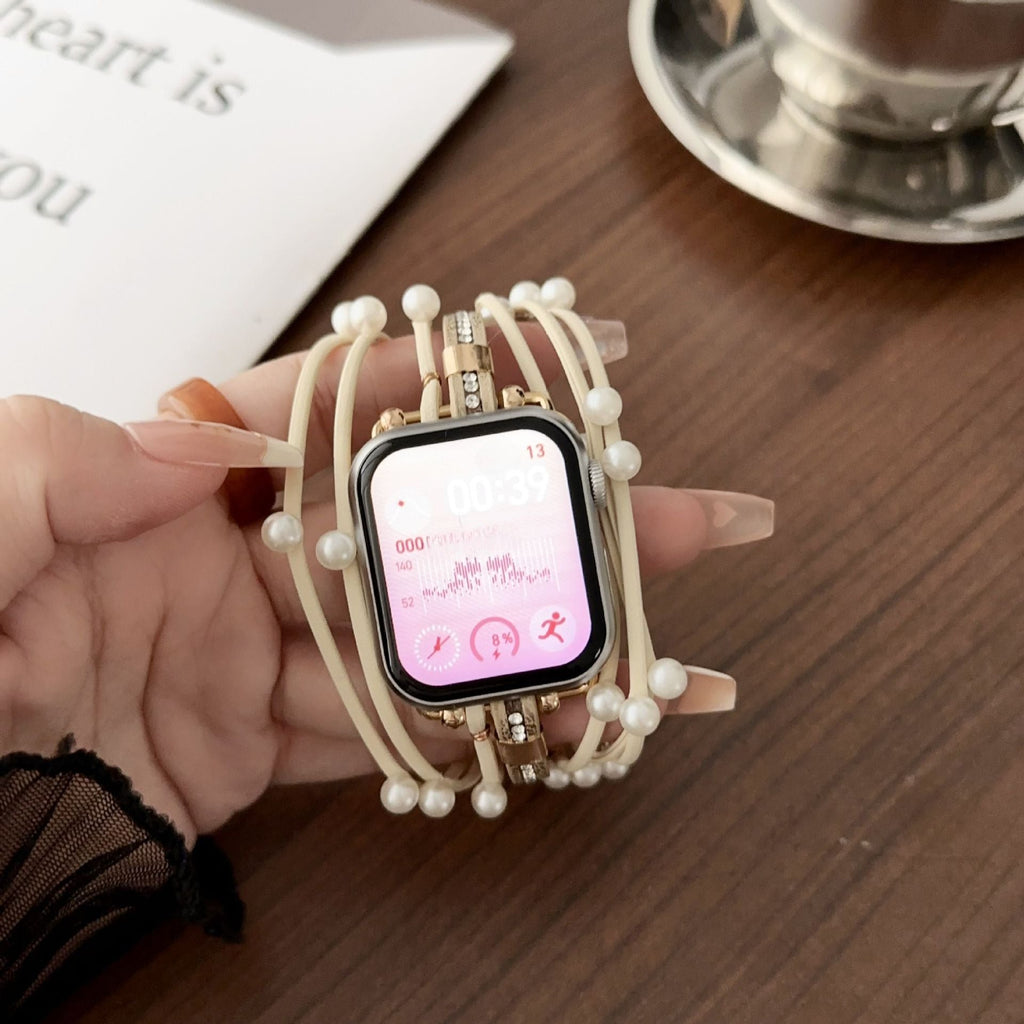 Bracelet multi-rangs beige à perles pour Apple Watch, style élégant et féminin.