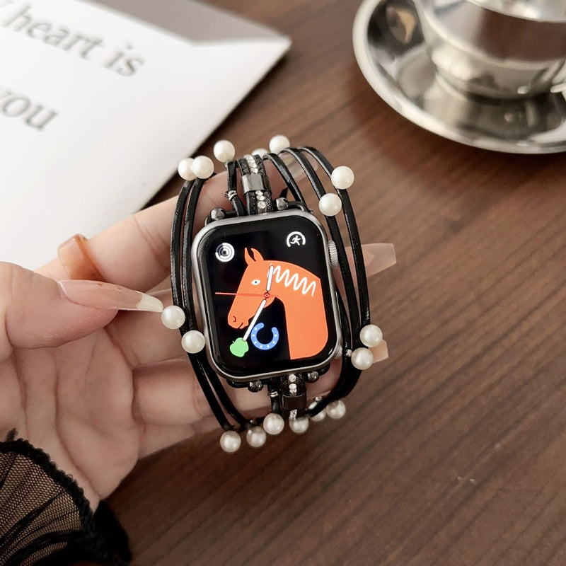 Bracelet multi-rangs noir à perles blanches pour Apple Watch, modèle Sérine, style élégant et féminin.