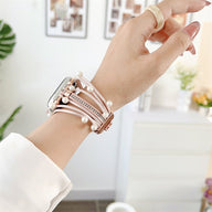Bracelet multi-rangs beige à perles pour Apple Watch, design élégant et féminin.