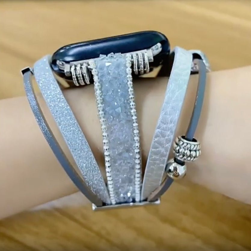 Bracelet multi-rangs argent pour Apple Watch avec charms cœur et texture variée sur cuir.