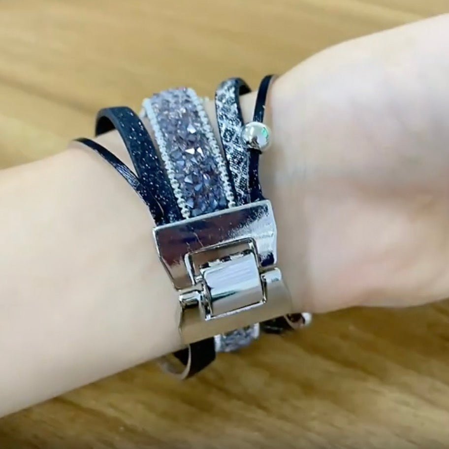 Bracelet multi-rangs pour Apple Watch avec bandages noirs et argentés pailletés et fermoir argenté brillant.