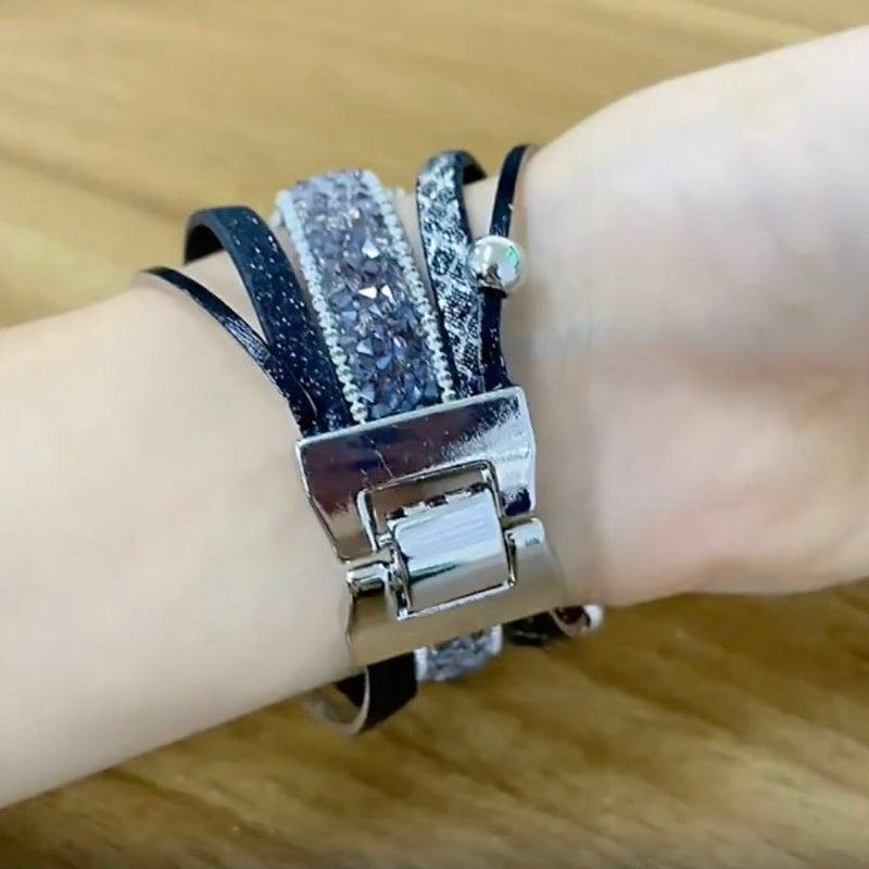 Bracelet multi-rangs pour Apple Watch avec bandages noirs et argentés pailletés et fermoir argenté brillant.