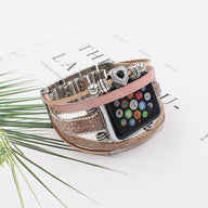 Bracelet multi-rangs rose pour Apple Watch avec charm cœur argenté et strass, style élégant et féminin.