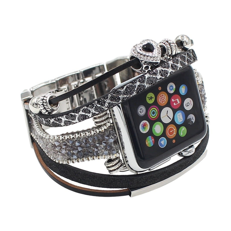 Bracelet multi-rangs argenté pour Apple Watch avec charm cœur et détails tressés en cuir noir et argenté.