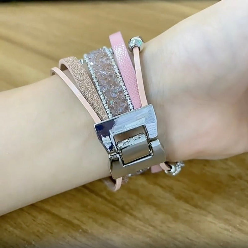 Bracelet Apple Watch multi-rangs rose et paillettes, charm cœur argenté, fermoir métallique acier inoxydable.