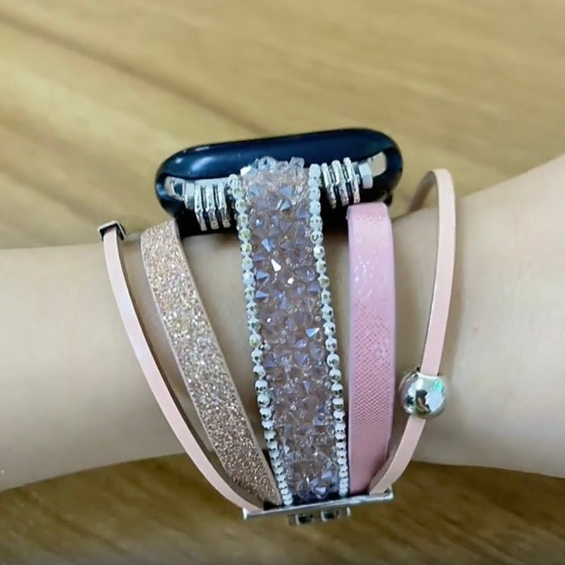Bracelet multi-rangs pour Apple Watch rose et beige avec charm cœur argenté scintillant.