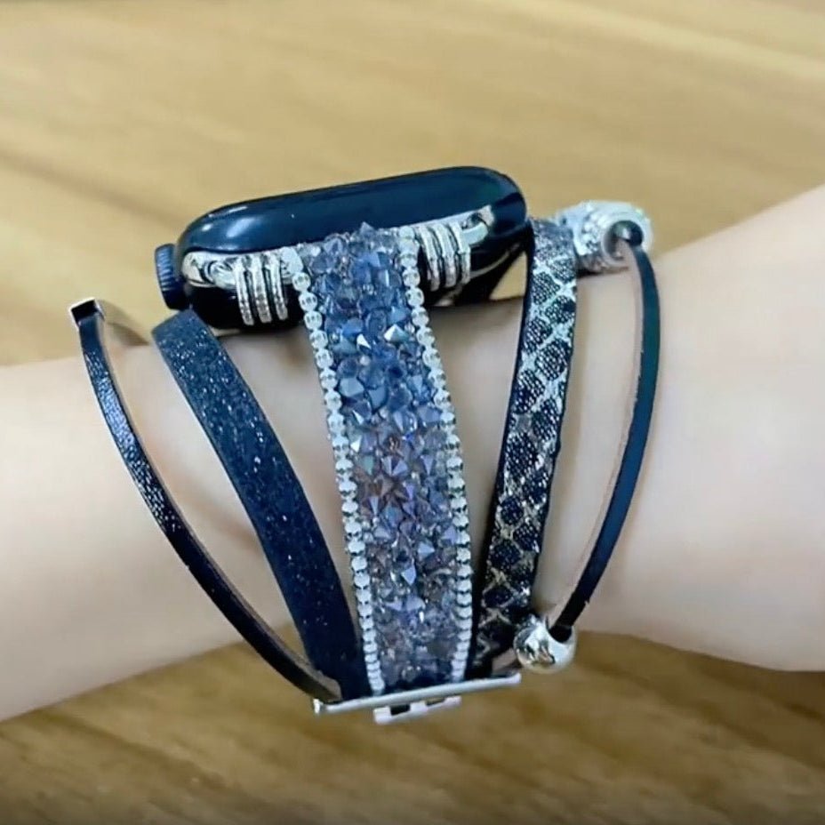 Bracelet multi-rangs argenté pour Apple Watch avec charms cœur et strass scintillants.