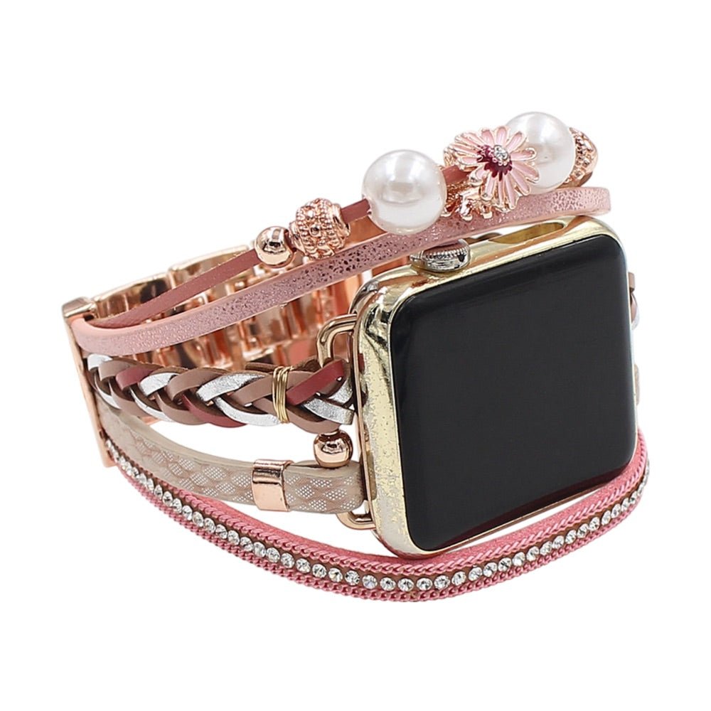 Bracelet Apple Watch multi-rangs rose avec charm fleur et perles élégantes, style féminin délicat.