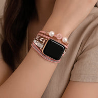 Bracelet multi-rangs rose pour Apple Watch avec charms fleurs et perles élégantes.