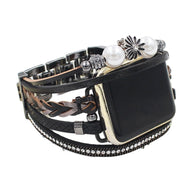Bracelet multi-rangs pour Apple Watch noir et or avec perles, fleur en métal et strass éclatants.