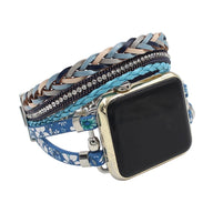 Bracelet multi-rangs pour Apple Watch avec motifs floraux bleus et tressage en cuir bleu et argenté.