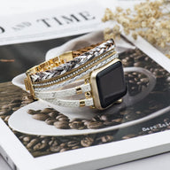 Bracelet multi-rangs blanc et argent avec motif floral pour Apple Watch, style élégant féminin.