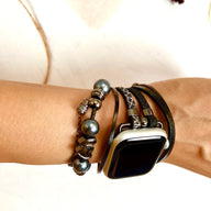 Bracelet multi-rangs noir avec charms et perles, style bohème pour Apple Watch.