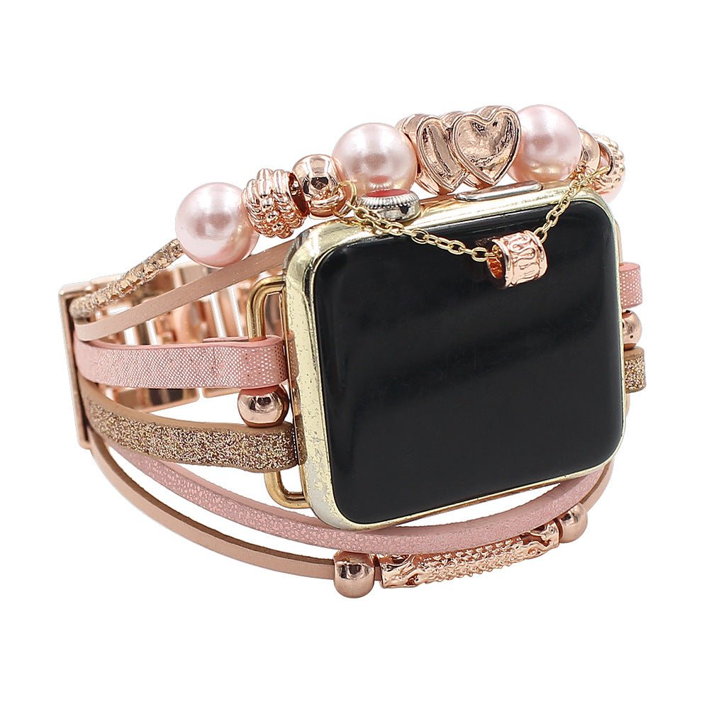 Bracelet multi-rangs rose orné de perles, cœurs et charms pour Apple Watch.