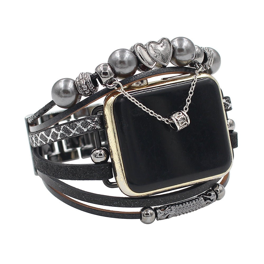 Bracelet noir multi-rangs pour Apple Watch avec perles, charms argentés et chaîne délicate.