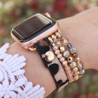 Bracelet multi-rangs perlé avec motif léopard et perles dorées pour Apple Watch rose pâle.