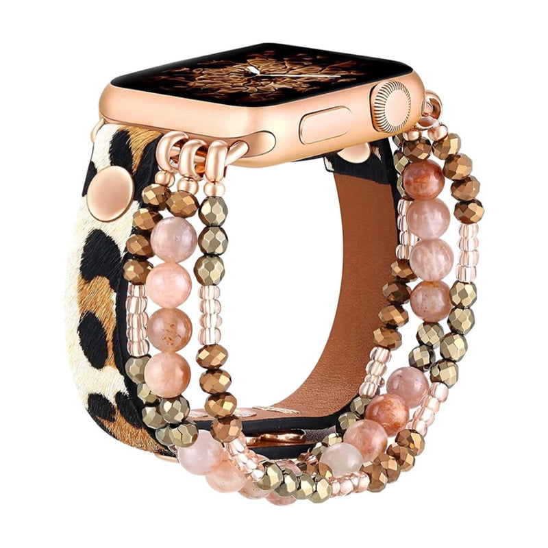 Bracelet multi-rangs perlé pour Apple Watch motif léopard avec pierres roses et dorées.