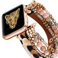 Bracelet Apple Watch multi-rangs perlé motif léopard avec perles roses, camel et dorées, pour femme.