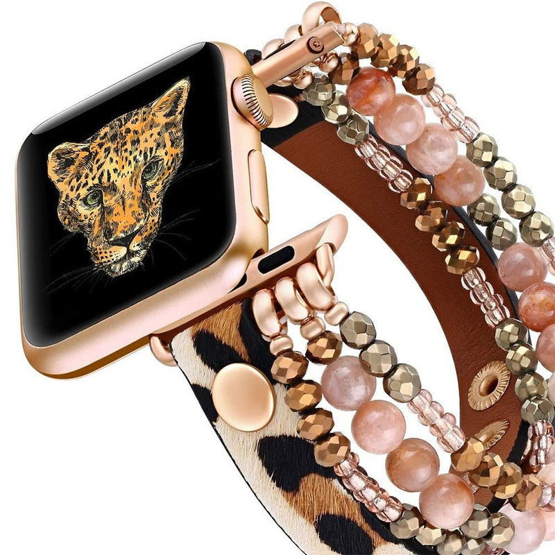 Bracelet Apple Watch multi-rangs perlé motif léopard avec perles roses, camel et dorées, pour femme.