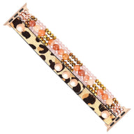 Bracelet Apple Watch multi-rangs Malia léopard avec perles roses, dorées et blanches raffinées.