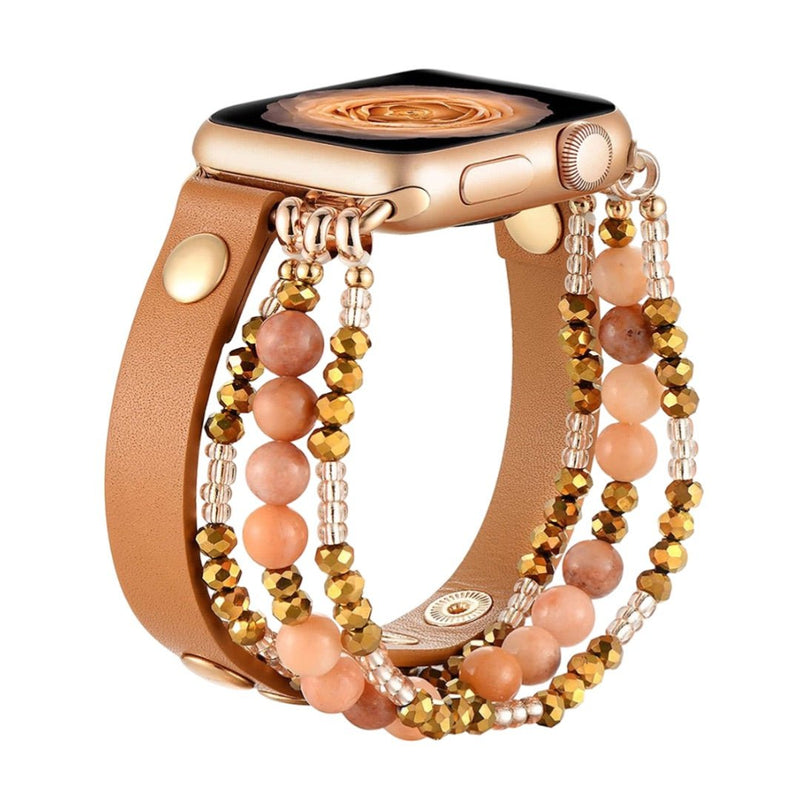 Bracelet Apple Watch multi-rangs perlé couleur camel avec pierres et perles dorées et transparentes.