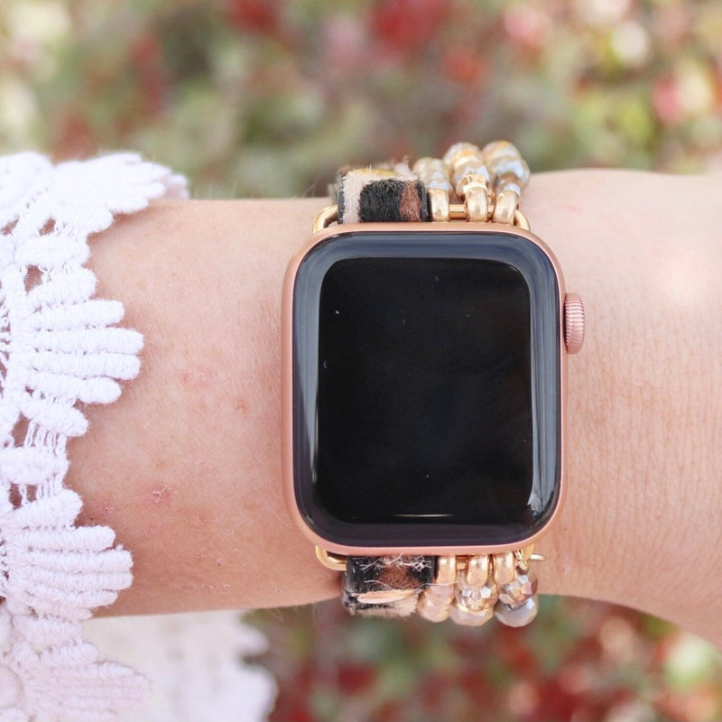 Bracelet Apple Watch multi-rangs perlé motif léopard et perles dorées pour femme.