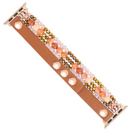 Bracelet Apple Watch multi-rangs avec perles roses, dorées et camel sur cuir camel.