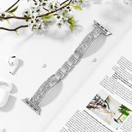 Bracelet Apple Watch argenté pailleté pour femme, maillons larges en métal brillant.