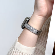 Bracelet pailleté argent Douwa pour Apple Watch porté sur poignet féminin, style élégant et scintillant.