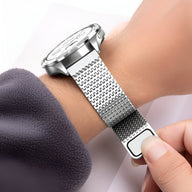 Bracelet montre connectée en acier inoxydable argenté avec maillons fins, fermé sur poignet, compatible Huawei Watch.