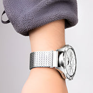 Bracelet de montre connectée en acier inoxydable argenté à mailles fines, compatible Huawei Watch modèle Omega, porté au.