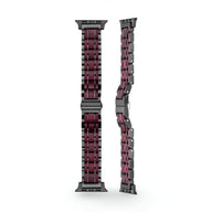 Bracelet Apple Watch en bois amarante bordeaux pour homme, maillons élégants et fermoir noir mat.