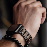 Bracelet de montre en bois Guibourtia foncé pour Apple Watch, style élégant et naturel, porté au poignet homme avec bracelet .