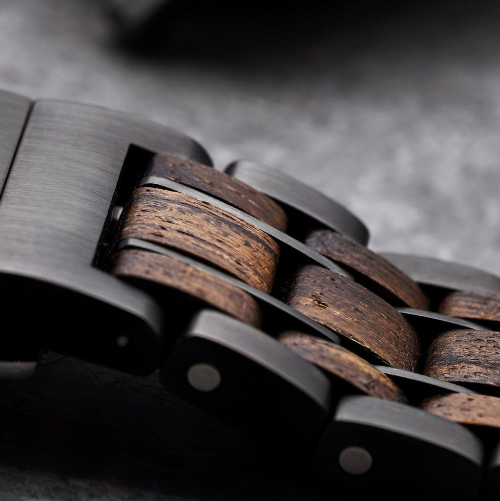 Bracelet de montre en bois Guibourtia avec maillons foncés et grains naturels visibles.