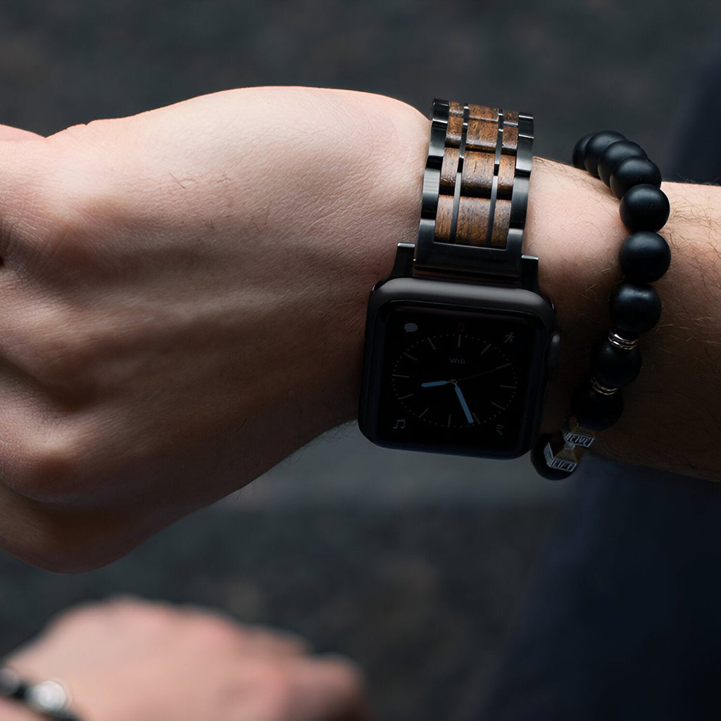 Bracelet de montre connectée en bois foncé à maillons larges pour Apple Watch, style masculin et naturel.