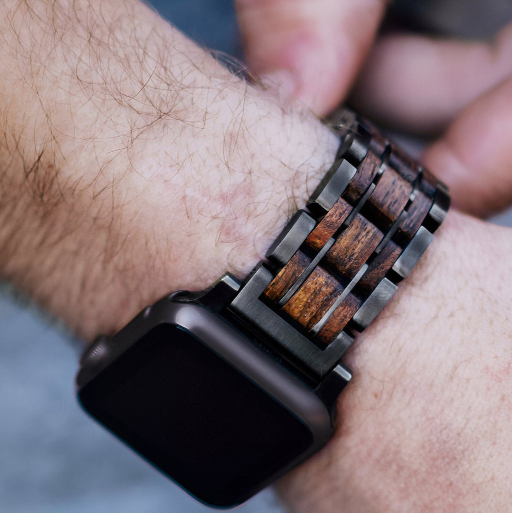 Bracelet de montre en bois Guibourtia avec maillons noirs pour Apple Watch, style masculin et naturel.