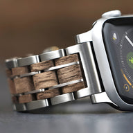 Bracelet pour Apple Watch en bois Guibourtia et acier inoxydable avec maillons larges, style masculin élégant.