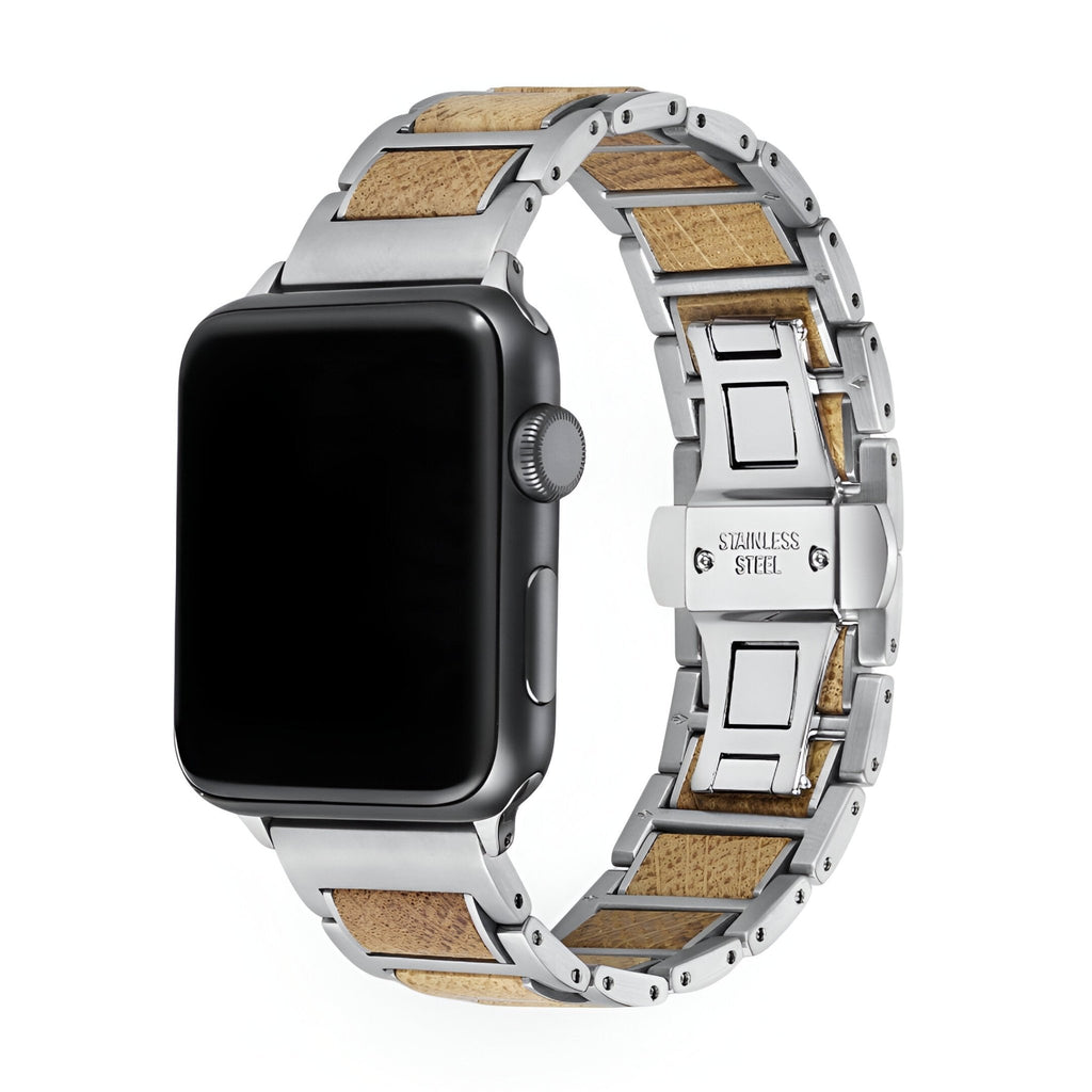 Bracelet Apple Watch pour homme en acier argenté avec inserts en bois clair, style naturel élégant.