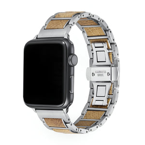 Bracelet Apple Watch pour homme en acier argenté avec inserts en bois clair, style naturel élégant.