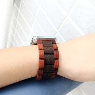 Bracelet en bois naturel bicolore rouge et noir pour montre Apple Watch, design homme élégant.