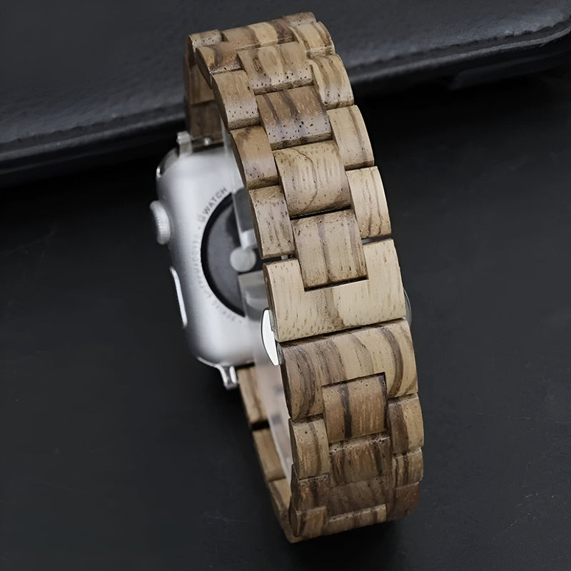Bracelet pour Apple Watch en bois Zébrano clair avec maillons larges et finition naturelle.