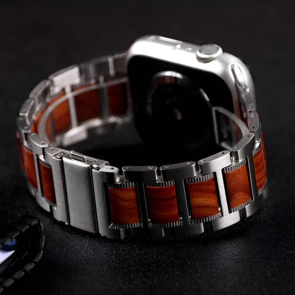 Bracelet montre connectée pour homme en bois de santal et acier argenté, style moderne et élégant.