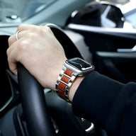 Bracelet Apple Watch pour homme en bois de santal et métal argenté, maillons larges, style moderne.