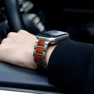 Bracelet de montre Apple Watch en métal argenté avec inserts en bois de santal rouge, design masculin moderne.
