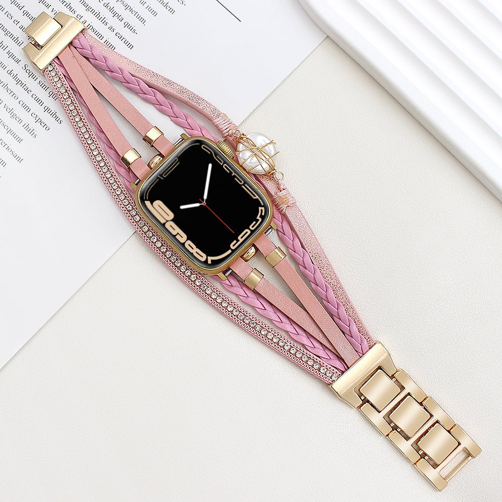 Bracelet de montre connecté multi-rangs rose en cuir avec perles d'eau douce dorées et chaîne fine.