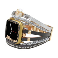Bracelet multi-rangs doré pour Apple Watch, cuir noir, perles d'eau douce et détails tressés argentés.
