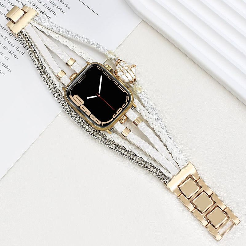 Bracelet Apple Watch multi-rangs doré avec perle d'eau douce blanche et détails tressés blancs.
