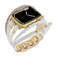 Bracelet multi-rangs doré pour Apple Watch, cuir blanc, perle d'eau douce et détails tressés.