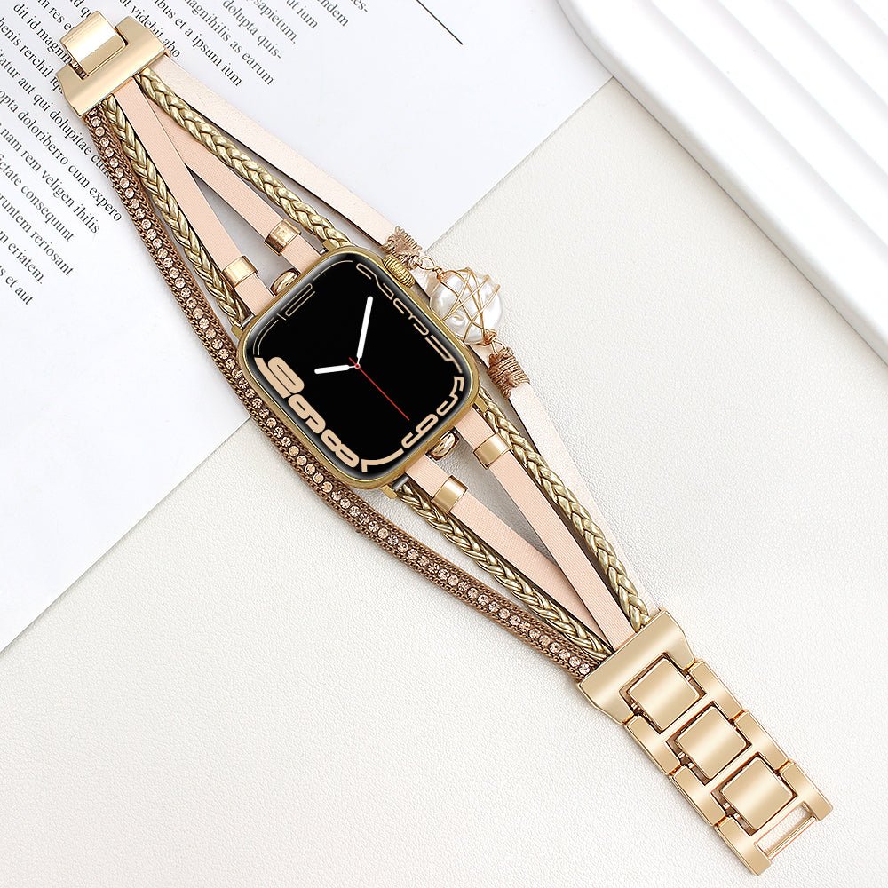 Bracelet de montre Apple Watch multi-rangs doré avec perles d'eau douce et détail chaîne fine.