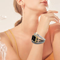 Bracelet de montre connectée multi-rangs doré avec perles d'eau douce et cuir gris clair pour Apple Watch.